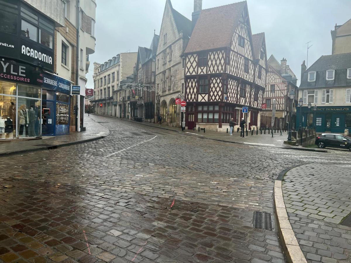 Charmant T2 Plein Centre Ville Et Proche Gare Bourges Exterior foto